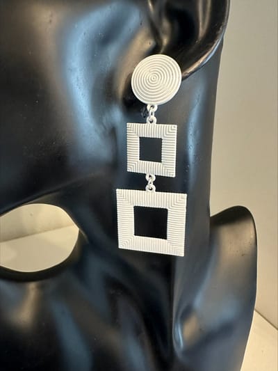 Witte vierkante oorhangers | | Make up | Parfum | Moederdag | Verjaardagscadeau| Cadeautje| Valentijnsdag| Kado | sieraden | vaderdag | oorbellen | oorsieraden