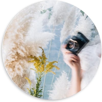 KuijsFotoprint - Schilderij - Schildering Vrouw Met Camera Planten - Wit, Groen En Blauw - 60 X 60 Cm