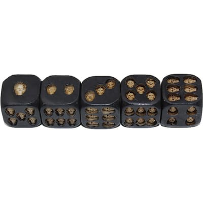 Lot de 5 dés décoratifs en forme de crâne pour Halloween, noirs, parfaits pour les jeux de société et les fêtes d'Halloween. 18 mm. Usage pratique. black