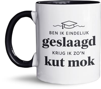 NietMokken.nl - Geslaagd Beker – Ben ik eindelijk geslaagd, krijg ik zo’n kut mok – Grappige mok geslaagd – Cadeau middelbare school 2025 – Geslaagd cadeau - 325ml keramiek – Aan beide zijden bedrukt – Vaatwasser- en magnetronbestendig