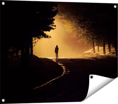 Gards Tuinposter Persoon op een Donkere Weg in het Bos - 80x60 cm - Tuindoek - Tuindecoratie - Wanddecoratie buiten - Tuinschilderij