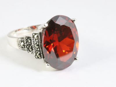 Zware zilveren ring met granaat en marcasiet - maat 16.5