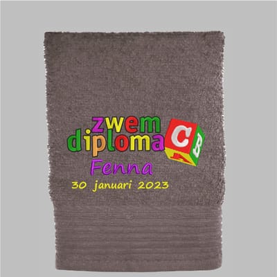 Handdoek Zwemdiploma C met naam en datum van afzwemmen - 550 gr - 60x110 - Taupe - Cadeau Afzwemmen - Geborduurd