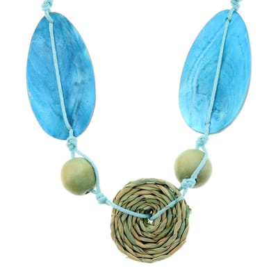 Behave - Lange blauwe ketting met platte schelp kralen en houten kralen - 114 cm
