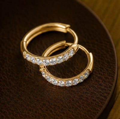 Lundholm Luxe Oorringen Met Zirkonia Steentjes Goudkleurig Jewellery - Premium Stainless Steel Gold PVD Plated - Geslaagd Cadeau Kleine Oorbellen Dames Classy 14 mm Goud - My Delia Serie - Luxe Vrouwen Cadeautjes
