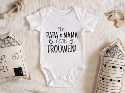Hospitrix Baby Rompertje met Tekst "Papa en mama gaan trouwen!" | Korte Mouw |Huwelijkscadeau - Bruiloft Cadeau - Verjaardag Cadeau - Huwelijks cadeautje origineel