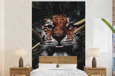 Behang - Fotobehang Tijger - Close up - Planten - Breedte 160 cm x hoogte 240 cm