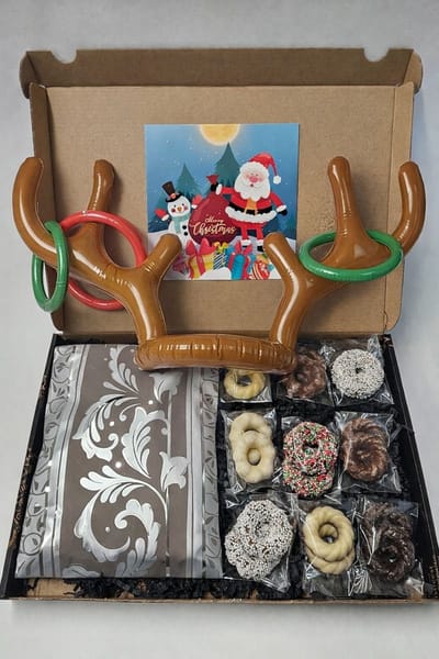 KerstKransjes Proeverij Pakket & Rendierspel | Mystery Card met persoonlijke online boodschap | 18 heerlijke kerstkransjes | 9 verschillende smaken | Opblaasbaar ringen werp spel
