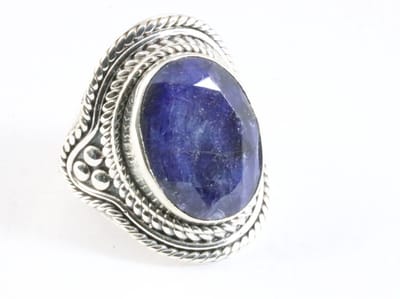 Bewerkte zilveren ring met blauwe saffier - maat 16.5