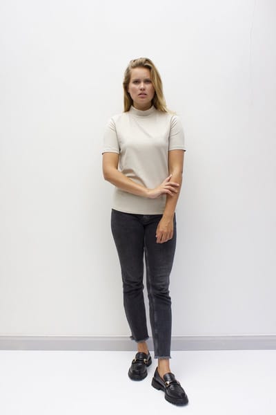 MOOI! Company - Dames T-shirt - MAARTJE - Turtleneck - Losse pasvorm - kleur Stone - Maat XS