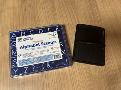 Alfabet stempels HOOFDLETTERS en leestekens (34 stuks) met Stempelkussen!!