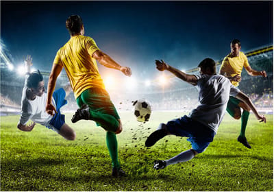 Fotobehangkoning - Behang - Vliesbehang - Fotobehang Voetbal - Voetballers in het Stadion - Decisive Tackle - 150 x 105 cm