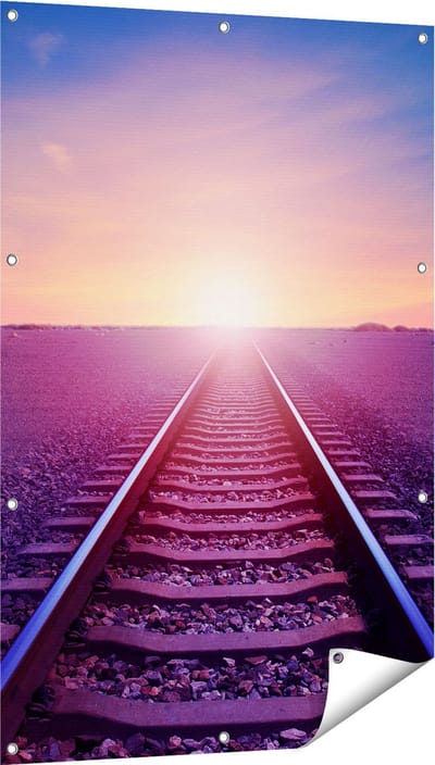 Gards Tuinposter Rails Spoorweg in de Woestijn bij Zonondergang - 80x120 cm - Tuindoek - Tuindecoratie - Wanddecoratie buiten - Tuinschilderij