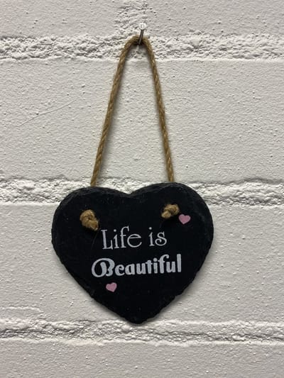 Deco leisteen met ophangkoordje - hart - Life is beautiful - 10x10 cm - Woonaccessoires