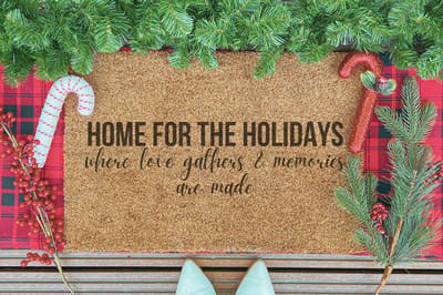 Home For The Holidays | 60x40 cm | Nieuwe huis cadeau | Ingangsmat | Deurmat met stijl | Verhuizing cadeau | Praktisch & trendy | Perfect voor binnenkomst | Cadeau voor nieuwe woning