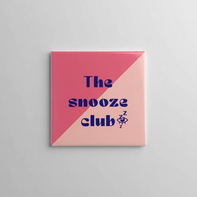 “The Snooze Club” Keramische Tegel – Grappige Quote voor Slaapliefhebbers Wanddecoratie – 15 × 15 cm