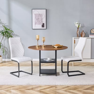 Tafel- en stoelenset: ronde eettafel van 107 cm met dubbel opbergvak + 2 witte eetkamerstoelen met ruitpatroon, gemaakt van MDF (medium density fiberboard) + metaal in industriële stijl.