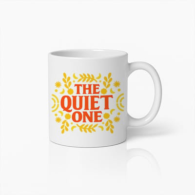 The Quiet One Mok 330ml – Grappige Minimalistische Beker met Geel Bloemen Design – Perfect Cadeau voor Introverten, Vrienden of op Kantoor