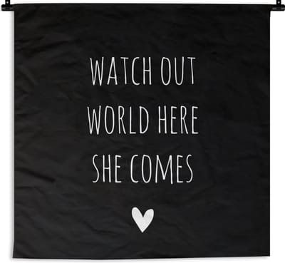 Wandkleed - Wanddoek - Engelse quote "Watch out world here she comes" met een hartje tegen een zwarte achtergrond - 150x150 cm - Wandtapijt