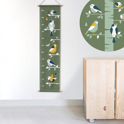 Groeimeter Vogels groen 30cm x 130cm - groeimeter - babykameraccessoire - katoen - vogels - groen - babykamer - muurdecoratie - stokken - lederlook touwtje
