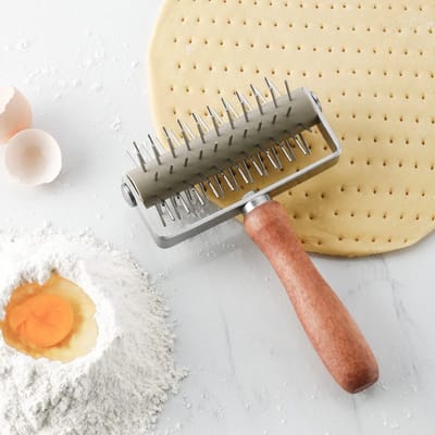 Dailygoods- Steproller met spikes - Roestvrij Staal - Houten Handvat - Duurzaam - Geschikt voor Pizza/Gebak - Gemakkelijk te Reinigen - Deegroller