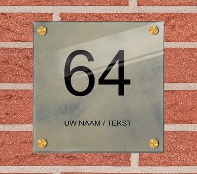 Naambordje voordeur plexiglas 15x15x0,5 cm met goud kleur afstanhouder model 1132 - Huisnummerbordje, naambordjes, naambordje huis, naamplaatjes,  huisnummer bordje, originele naambordjes voordeur, huisnummerbord met naam, originele huisnummer bord