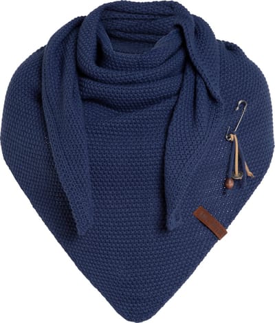 Knit Factory Coco Gebreide Omslagdoek - Driehoek Sjaal Dames - Dames sjaal - Wintersjaal - Stola - Wollen sjaal - Donkerblauwe sjaal - Capri - 190x85 cm - Inclusief sierspeld