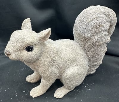 Kerstbeeld Eekhoorn - polyresin - 15 x 21 x 12 cm - meerkleurig + sneeuw glitters - Kerstdecoratie - Woonaccesoires - Decoratieve Kerst beeldjes