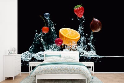 Behang - Fotobehang Water - Fruit - Sinaasappel - Aardbei - Kers - Zwart - Breedte 330 cm x hoogte 220 cm