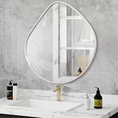 Asymmetrische Wandspiegel met Witte Metaalrand voor Badkamer en Toilet - Decoratieve Horizontale Hangspiegel voor Landelijke Interieurs