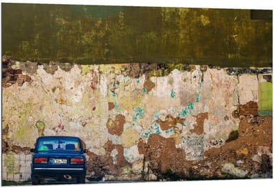 Dibond - Geparkeerde Auto bij Verwoeste Muur - 120x80cm Foto op Aluminium (Met Ophangsysteem)