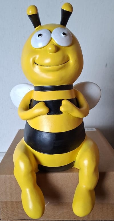 Vrolijk Bijen Beeldje XL - 23 cm - Polystone - Decoratie voor Binnen & Buiten - Grote Plankzitter / Shelf Sitter