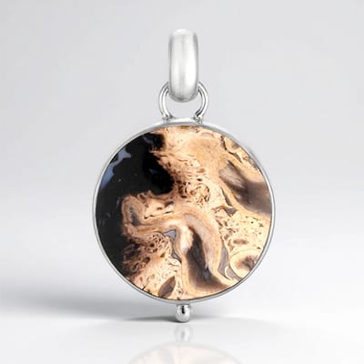 Cavill - Zilveren Hanger Met Versteend Palmhout 7,88 ct - 925 Sterling Zilver Geplatineerd - Ronde Cabochon Bali Barong - Natuurlijke Houten Sieraad