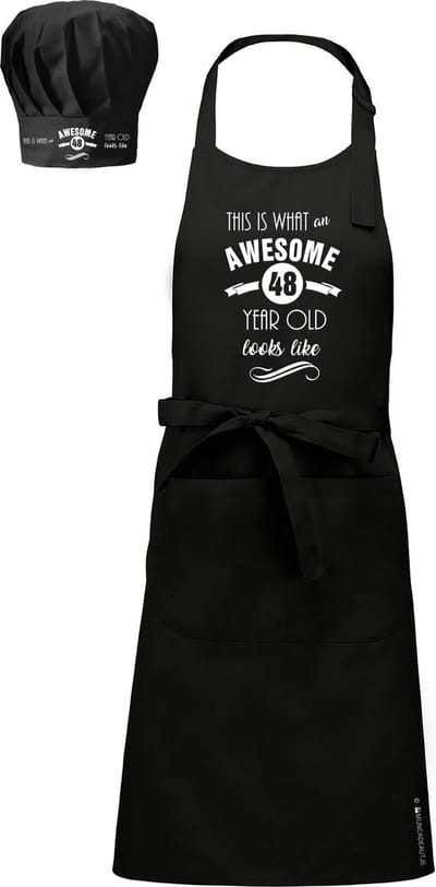 Cadeauset - Cadeauschort - Leeftijdcadeau - Tekstschort - Keukenschort - BBQ schort + koskmuts - zwart - bedrukt met Awesome - met de leeftijd - 48