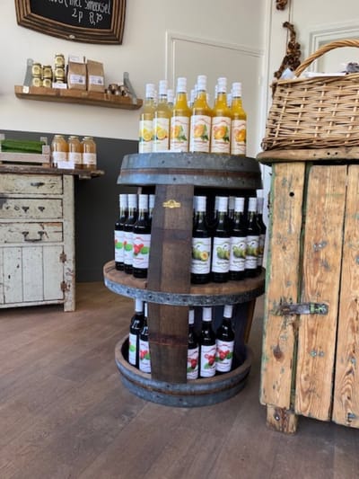 Wijnvat Display 225l. "Calvados", 2 schappen, geborsteld.