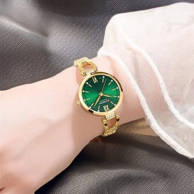 Luxe CURREN Dameshorloge Goudkleur met groene wijzerplaat - Elegante Roestvrijstalen Horloge met Kristallen - Waterdicht & 5 Kleuren