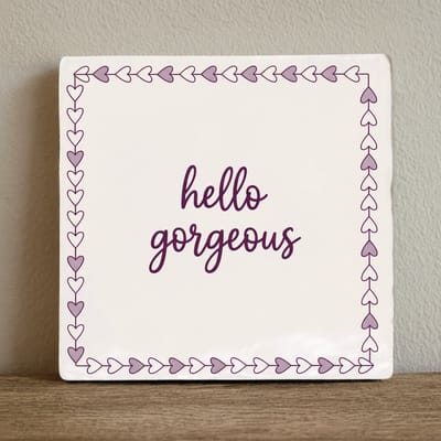 Decoratieve Keramische Tegel “Hello Gorgeous” met Hartjes Rand – Motiverende Quote Wanddecoratie – 15 × 15 cm