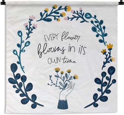 Wandkleed - Wanddoek - Quotes - Every flower blooms in its own time - Spreuken - 180x180 cm - Wandtapijt
