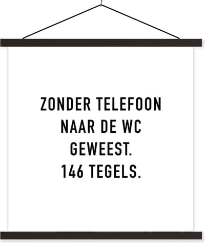 Posterhanger incl. Poster 60x60 cm - Schoolplaat - Spreuken - Quotes - Zonder telefoon naar de wc geweest. 146 tegels. - Badkamer - Tegels - Textielposter - Zwarte latten