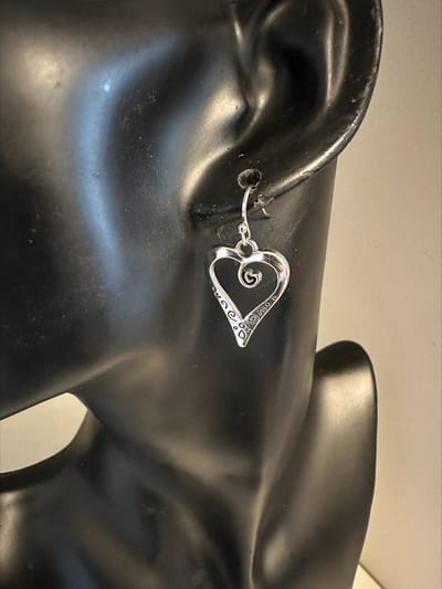 Boho zilverkleurige oorbellen met hartje | Make up | Parfum | Moederdag | Verjaardagscadeau| Cadeautje| Valentijnsdag| Kado | sieraden | vaderdag | oorbellen | oorsieraden