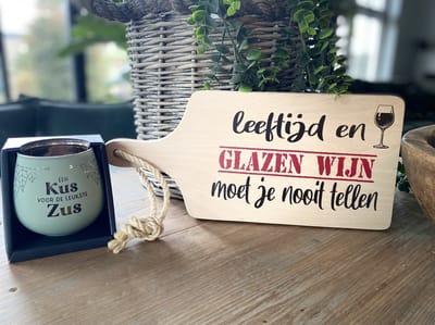 Creaties van Hier - theelichthouder - serveerplank - zus - leeftijd en glazen wijn - 35 cm - hout - glas