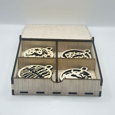Set van 10 Houten Kerstballen met Luxe Opbergdoos – Handgemaakt uit Triplex (3 mm) – Duurzame Kerstversiering – Laser Gesneden – Perfect als Cadeau of Boomdecoratie