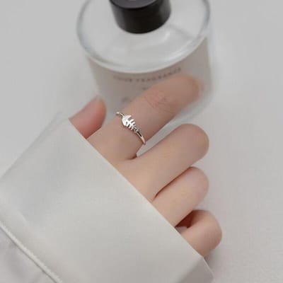 Schattige zilverkleurige ringen met visgraatmotief, kleine visjes, eenvoudige verstelbare ringen voor dames, modieuze delicate sieradenaccessoires. Resizable gray