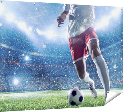 Gards Tuinposter Voetbal Speler met de Bal in een Druk Stadion - 160x120 cm - Tuindoek - Tuindecoratie - Wanddecoratie buiten - Tuinschilderij