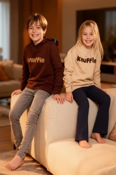 Knuffle Classic Hoodie® | Van het bekende Nederlandse merk Knuffle® | Linda: "De perfecte hoodie voor jouw kind! Stijlvol en comfortabel" | Duurzaam geproduceerd in Portugal | Voor jongens en meisjes | In 4 kleuren, dit is maat 134-140, kleur Beige