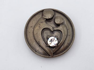 Magneet - broche - Design - Moeder en kind - Antiek brons kleur - Ø 4.5 cm - voor - omslagdoek - sjaal - vest te sluiten. Symbool van onvoorwaardelijke liefde en verbondenheid tussen moeder en kind.