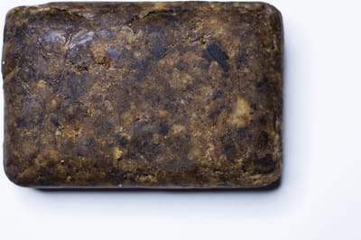Afrikaanse zwarte zeep - 125 gram - handgemaakt (plasticvrij verpakt) - African black soap - vegan - dierproefvrij - zonder chemische toevoegingen