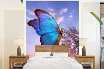 Behang - Fotobehang Vlinder - Zonsondergang - Paardebloem - Blauw - Breedte 205 cm x hoogte 280 cm