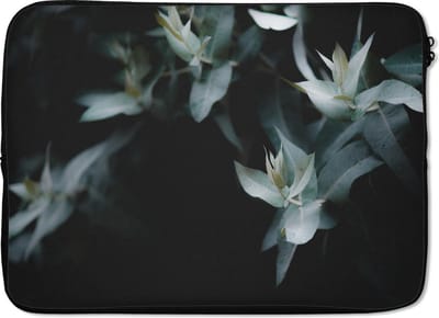 Laptophoes 14 inch - Eucalyptustakken op een donkere achtergrond - Laptop sleeve - Binnenmaat 33x23 cm - Zwarte achterkant