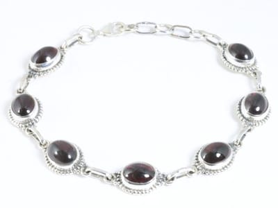 Bewerkte zilveren armband met granaat